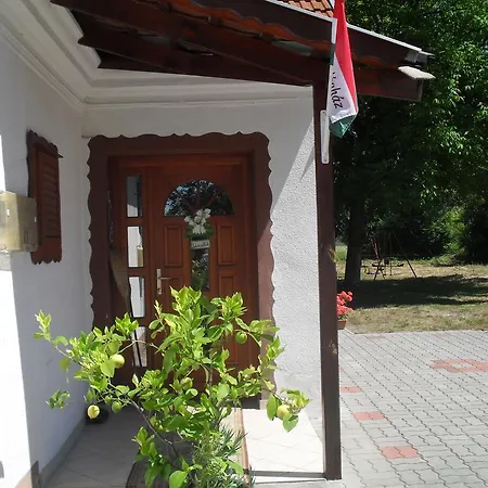 Jakuzzis,szaunas,kerkavendeghaz-orseg-csesztreg-kerkaujfalu Prázdninový dům *